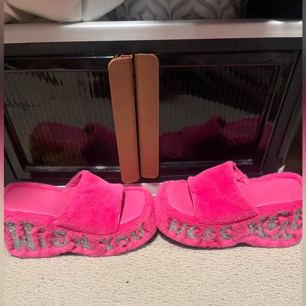 Delia’s Wish You Were Here Size 9 Pink Fuzzy Women's Slides